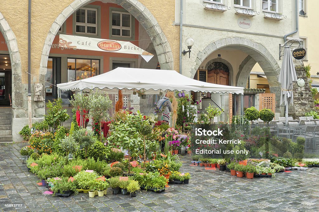 Florist mit vielen Pflanzen im street - Lizenzfrei Blumenhändler Stock-Foto