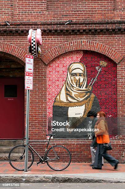 Wandgemälde Installiert Von Shepard Fairey Harvard Square Boston Usa Stockfoto und mehr Bilder von Shepard Fairey