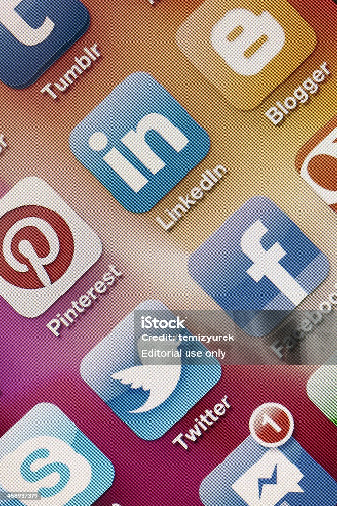 Aplicaciones de redes sociales en el Apple iPhone 4 de pantalla - Foto de stock de LinkedIn libre de derechos