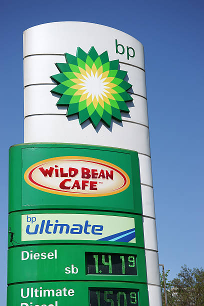 british petroleum обочина знак с ясное небо на заднем плане - gas fuel pump labeling fuel and power generation стоковые фото и изображения