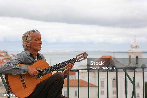 Uomo Pagando Chitarra Per Il Turista A Lisbona Portogallo - Fotografie stock e altre immagini di Adulto