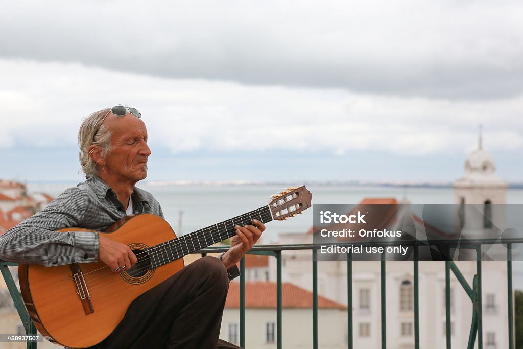 Homem pagar Guitarra de Turista em Lisboa, Portugal - Royalty-free Adulto Foto de stock