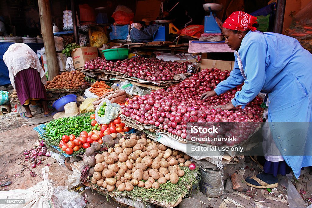 Femme d'Afrique de vendant des légumes sur le marché local - Photo de Marché - Établissement commercial libre de droits