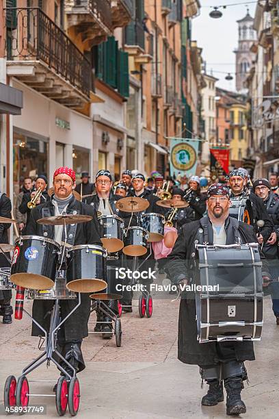 Photo libre de droit de Guggenmusik Groupe banque d'images et plus d'images libres de droit de Vérone - Italie - Vérone - Italie, Artiste de spectacle, Costume de déguisement