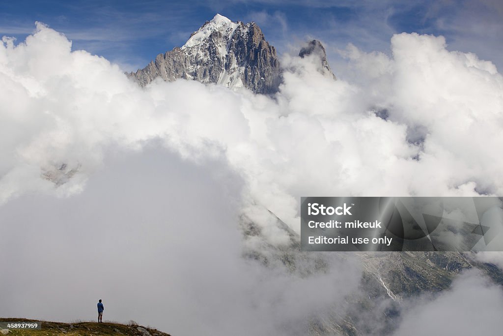 Uomo di guardare Alpine vista sulle montagne - Foto stock royalty-free di Adulto