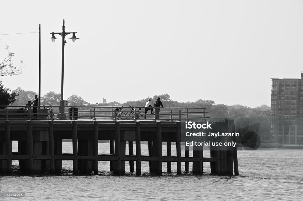 Нью-Йорк городской пейзаж, велосипедистов на реку Гудзон Пристань - Стоковые фото Большой город роялти-фри
