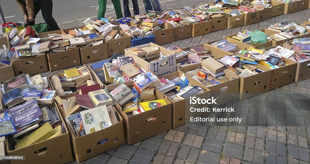 fleamarket der Bücher - Lizenzfrei Spendenbüchse Stock-Foto