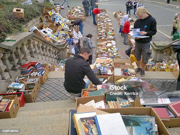 Photo libre de droit de Fleamarket De Livres banque d'images et plus d'images libres de droit de Gera - Gera, Personne humaine, Acheter