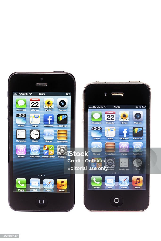 Apple iPhone 5, iPhone 4 porównanie na białym tle - Zbiór zdjęć royalty-free (Aparat fotograficzny)
