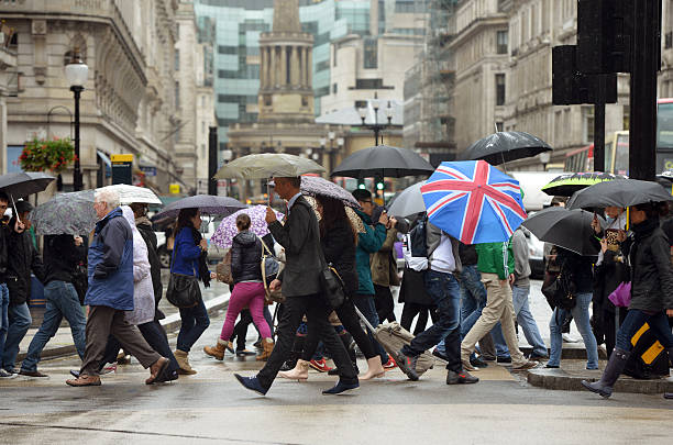 london regen - london in the rain stock-fotos und bilder