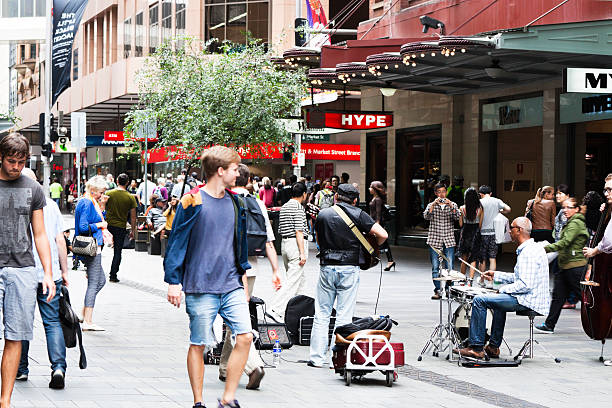 послеобеденный на pitt street с толпа людей - pitt street mall стоковые фото и изображения