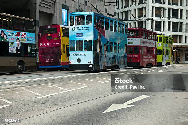 Azul Rojo Verde Tranvías En Hong Kong De China Foto de stock y más banco de imágenes de Aire libre - Aire libre, Alambre, Asfalto