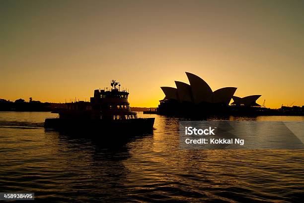 Foto de Sydney Opera House No Nascer Do Sol e mais fotos de stock de Austrália - Austrália, Barco de passageiros, Capitais internacionais
