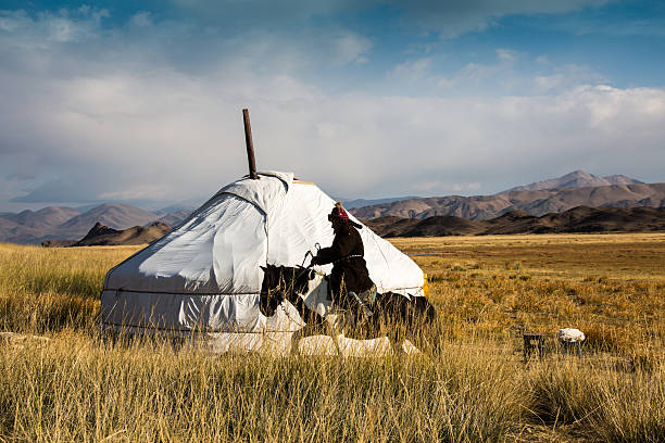 mongolia jurt con horseman en el área de altai - estepa fotografías e imágenes de stock