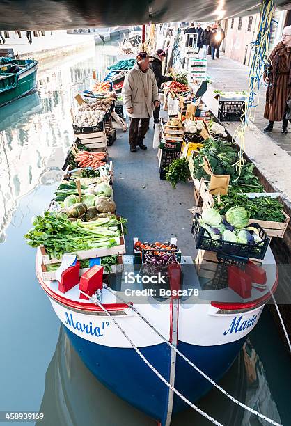 Mercado Flutuante Barco Em Veneza - Fotografias de stock e mais imagens de Atracado - Atracado, Banca de Mercado, Canal - Água Corrente