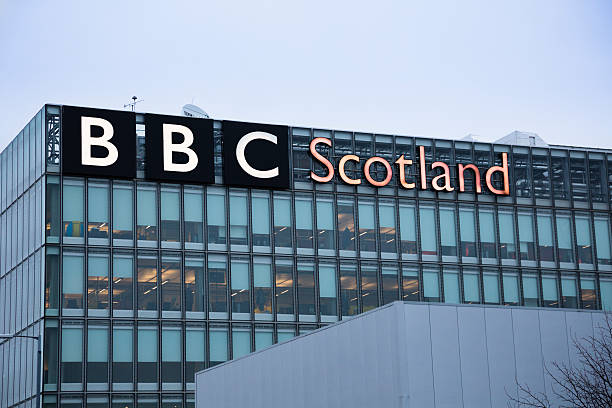 la bbc de escocia central - bbc editorial sign glasgow fotografías e imágenes de stock