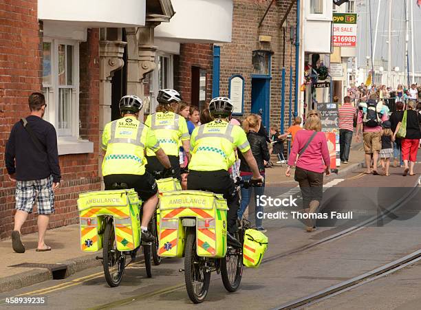 セントジョンズ救急車でのサイクリング - 3人のストックフォトや画像を多数ご用意 - 3人, ウェイマス, サイクリング