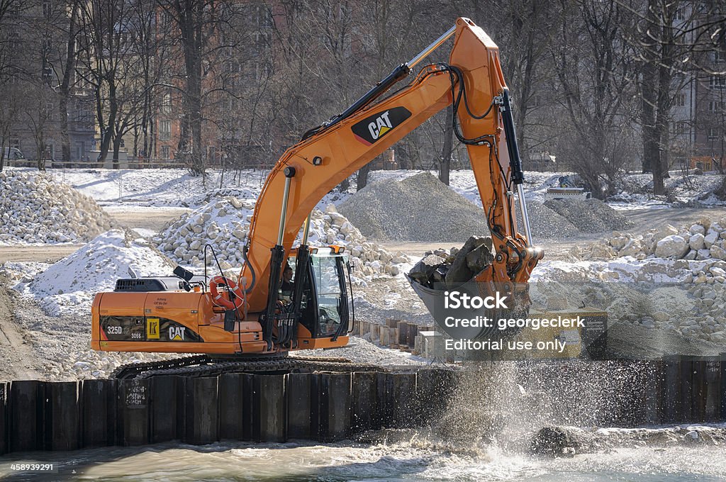 Rimozione di pietre di fiume - Foto stock royalty-free di Cantiere di costruzione