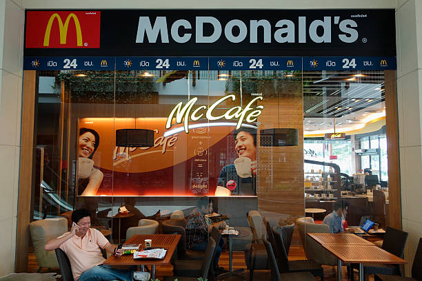 mcdonald's и mccafe. - bangkok mcdonalds fast food restaurant asia стоковые фото и изображения