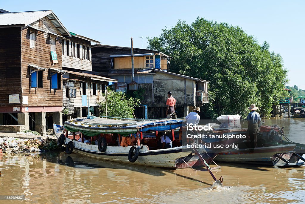 Lanchas em Hmaw Wun Creek - Foto de stock de Aldeia royalty-free