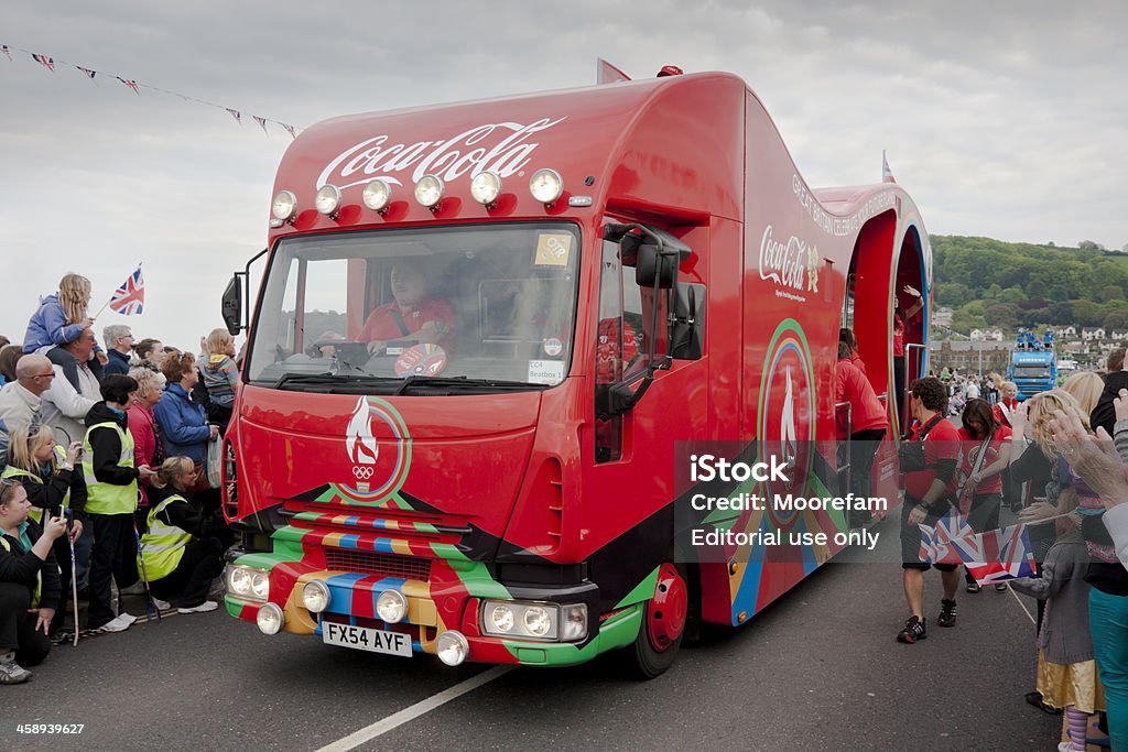 Coca Cola camion en procession de la flamme olympique pour les coureurs - Photo de Parrainage libre de droits