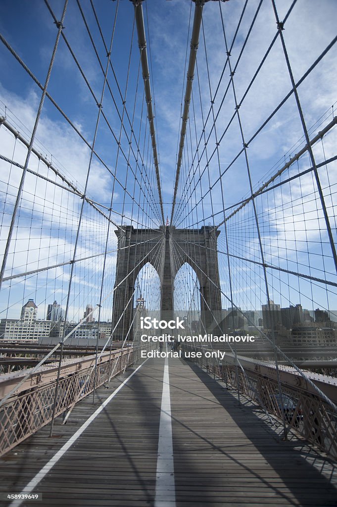 Persone sul Ponte di Brooklyn - Foto stock royalty-free di Acciaio