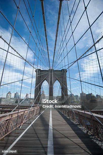 Persone Sul Ponte Di Brooklyn - Fotografie stock e altre immagini di Acciaio - Acciaio, Ambientazione esterna, Architettura