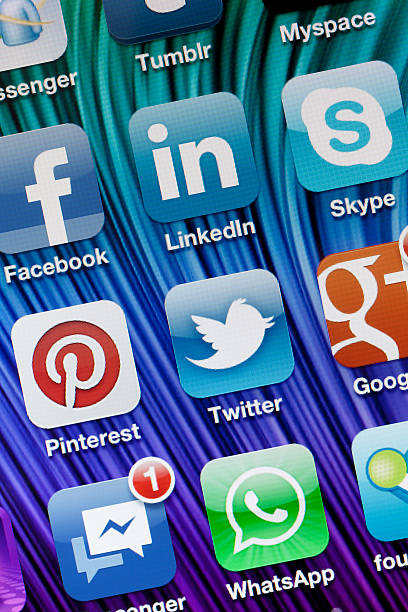 social-media-apps auf dem apple iphone 4 bildschirm - google blog social networking symbol stock-fotos und bilder
