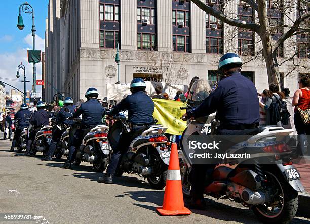 Occupy Wall Street Manifestanti Nypd Funzionari Sulle Moto Manhattan New York - Fotografie stock e altre immagini di Adulto