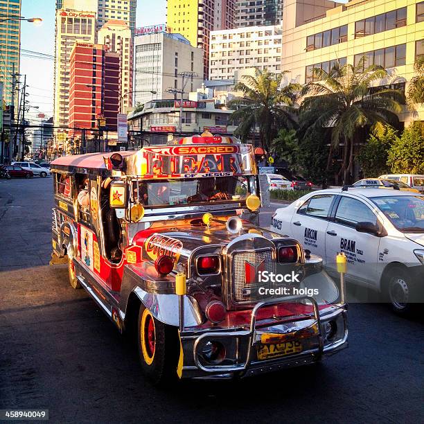 Photo libre de droit de Coloré Jeepney Véhicule Dans La Ville De Makati Philippines banque d'images et plus d'images libres de droit de Jeepney
