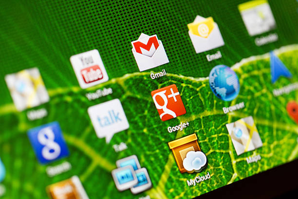 macro image des icônes sur une tablette - iphone google holding telephone photos et images de collection