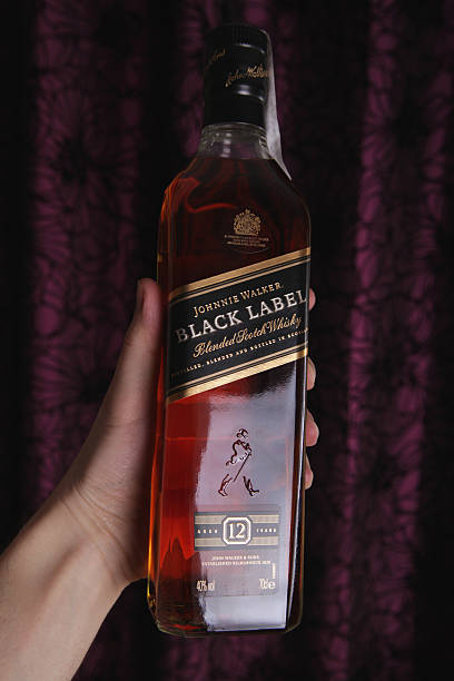 whisky johnnie walker black label - johnnie walker scotch whisky whisky alcohol photos et images de collection