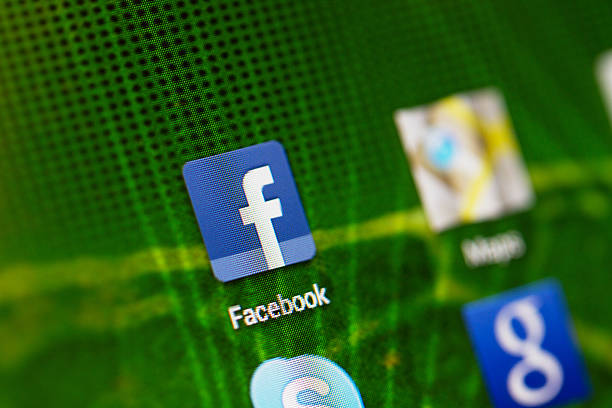 macro de imagem de ícone do facebook em tablet - iphone google holding telephone - fotografias e filmes do acervo