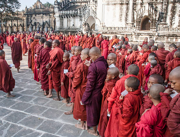 myanmar: linia buddyjscy w bagan nowy rok święto - theravada zdjęcia i obrazy z banku zdjęć