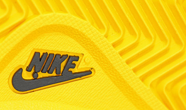 le nom et le logo de l'entreprise nike - nike photos et images de collection