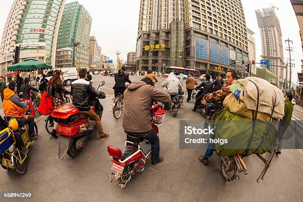 Oczekiwanie Na Światło Chengdu Chiny - zdjęcia stockowe i więcej obrazów Azja - Azja, Azjaci, Bicykl