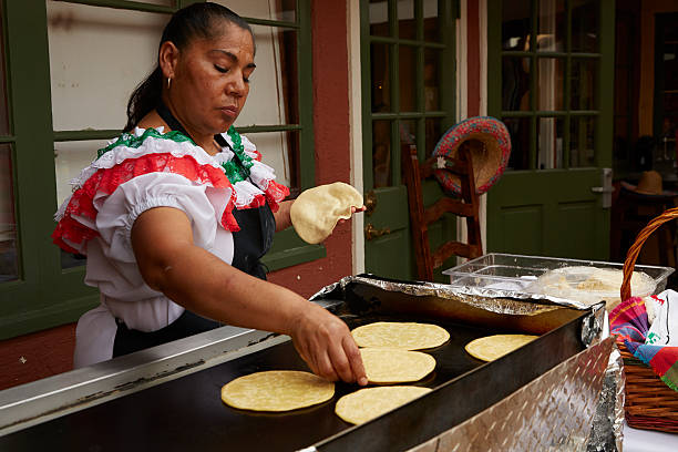 mexican femme prépare des tortillas sur ouvert plaque de cuisson - old town san diego california mexican culture people photos et images de collection