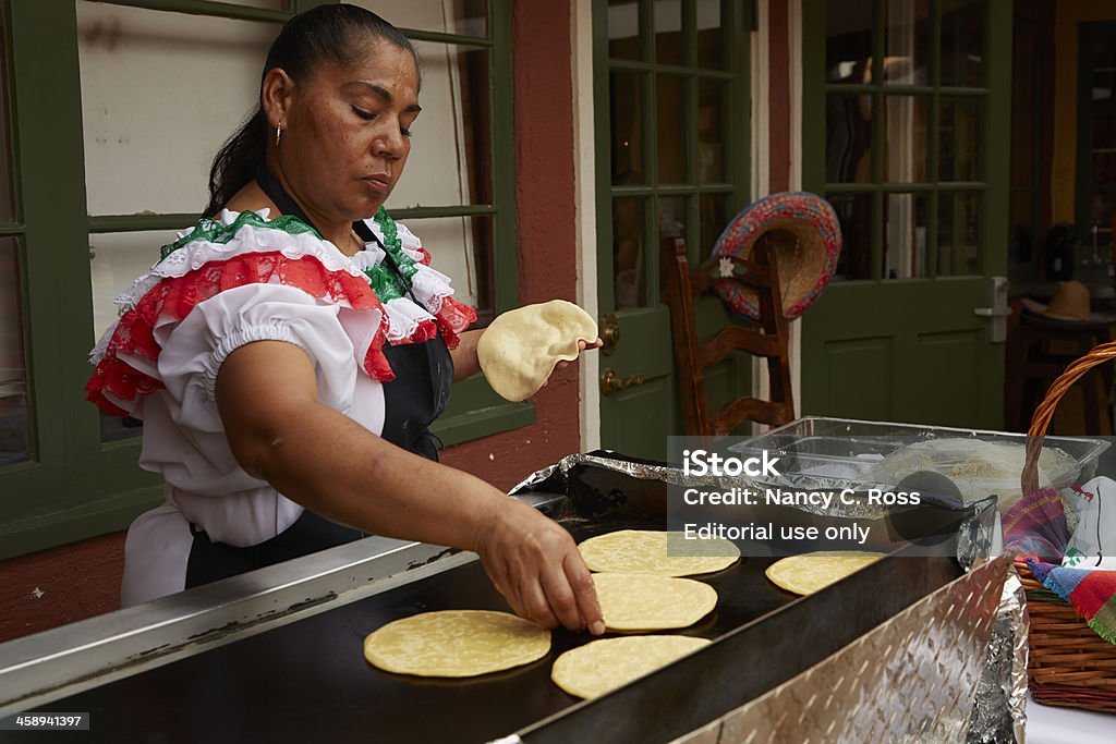 Mexican donna prepara Tortillas su Apri piastra - Foto stock royalty-free di San Diego