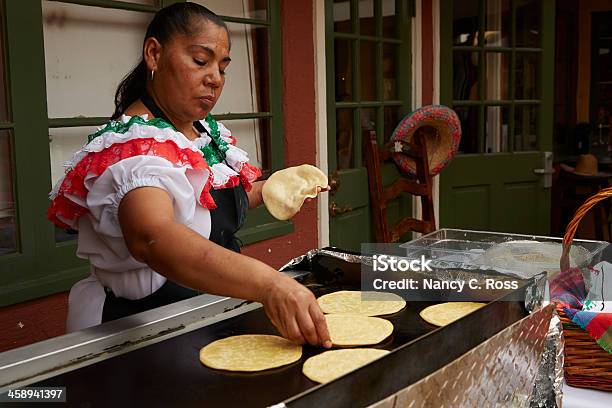 Mexican Donna Prepara Tortillas Su Apri Piastra - Fotografie stock e altre immagini di San Diego - San Diego, Centro storico, Adulto