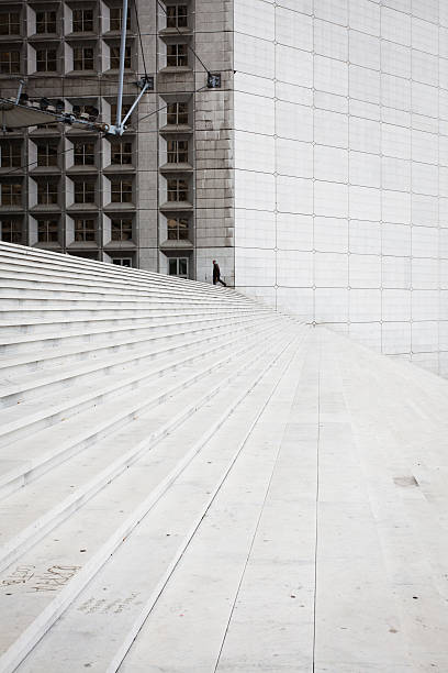 hombre solitario y arquitectura moderna - contemporary editorial pattern architecture fotografías e imágenes de stock