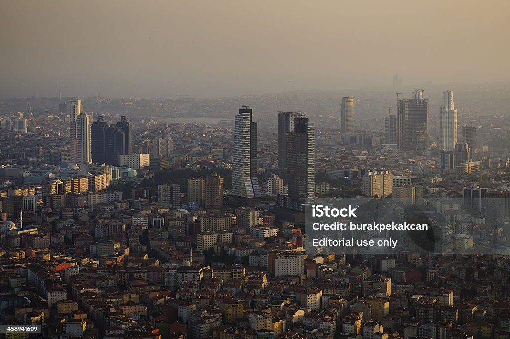 Vista sulla città e i grattacieli del centro di Istanbul zaffiro - Foto stock royalty-free di Istanbul