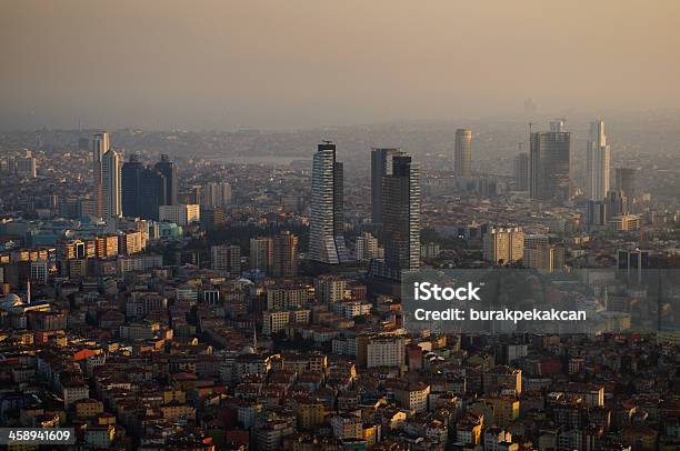 Foto de Vista Da Cidade E Arranhacéus Do Centro Da Cidade De Istambul Cor De Safira e mais fotos de stock de Istambul