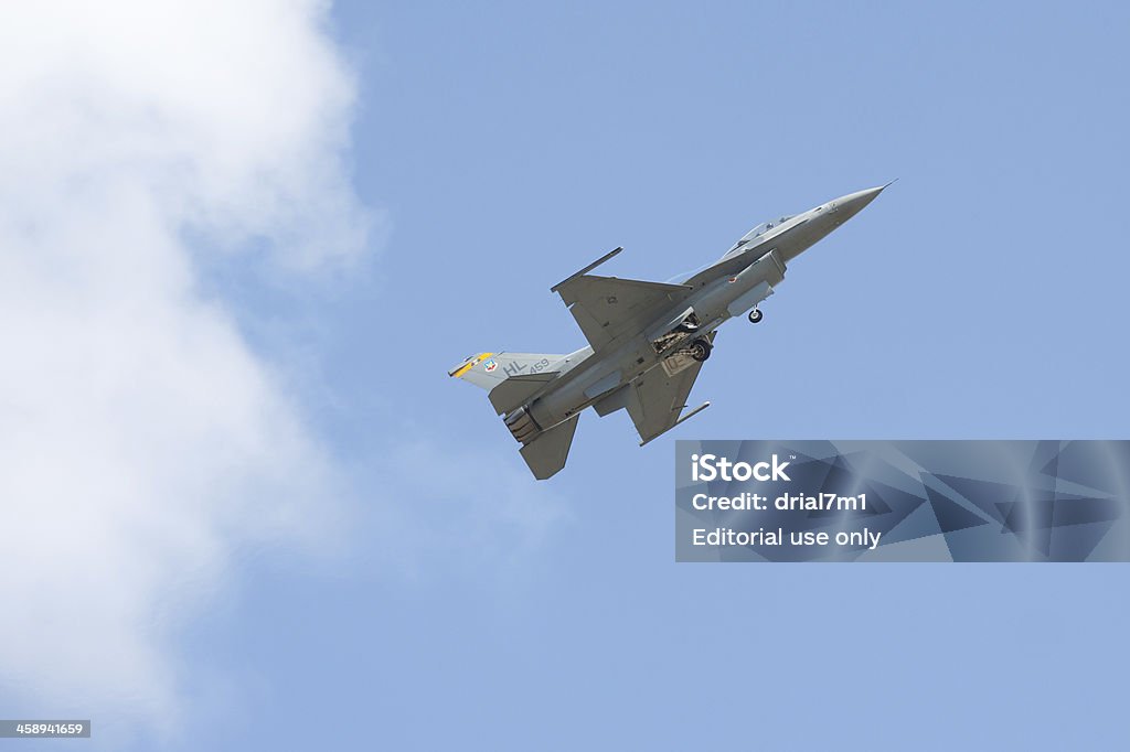 F - 16 em voo - Foto de stock de Asa de aeronave royalty-free