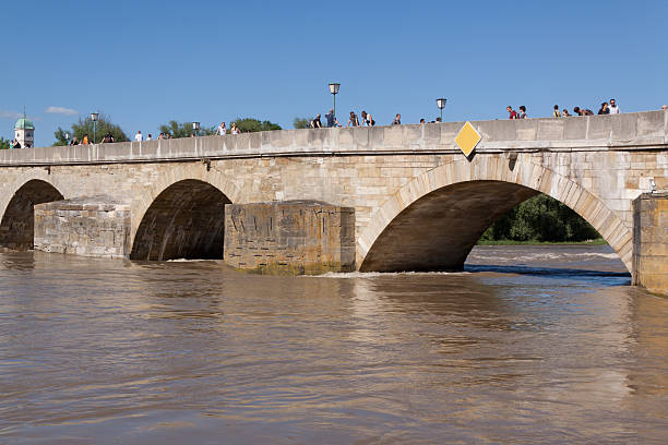inundação do danúbio - arch bridge regensburg ancient germany imagens e fotografias de stock