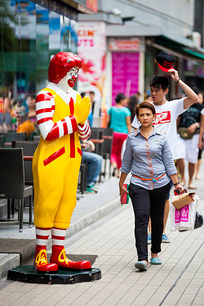 ronald mcdonald wai, бангкок, таиланд - bangkok mcdonalds fast food restaurant asia стоковые фото и изображения