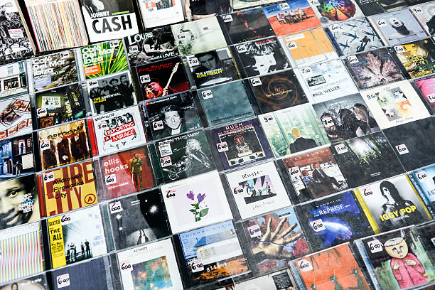 verschiedene cds von anderen künstlern in einem store window - cd rom stock-fotos und bilder