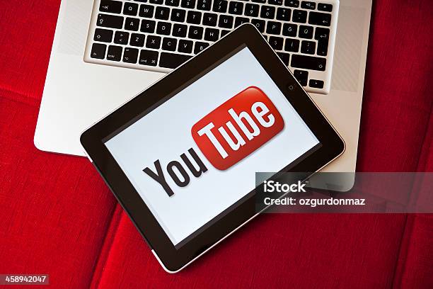 Logo Youtube Na Ekranie Ipada - zdjęcia stockowe i więcej obrazów YouTube - YouTube, Logo, MacBook
