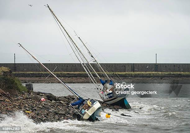 Embarcaciones En Hielo Durante Una Tormenta Foto de stock y más banco de imágenes de Agua - Agua, Agua potable, Aire libre