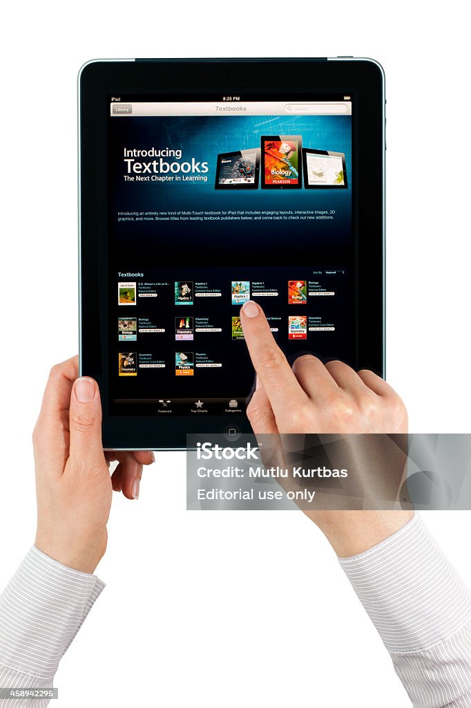 Apple iPad 3 g con libro di testo - Foto stock royalty-free di Big Tech