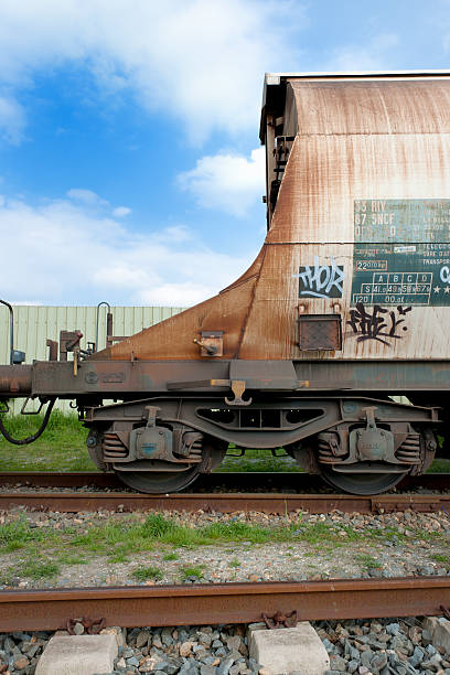 trem de carga em dintelhaven porto de roterdã - commercial land vehicle man made object land vehicle rail freight - fotografias e filmes do acervo